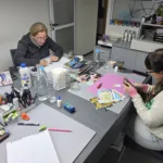 Mujeres pintando en un taller de arte curativo, un espacio para calmar la ansiedad