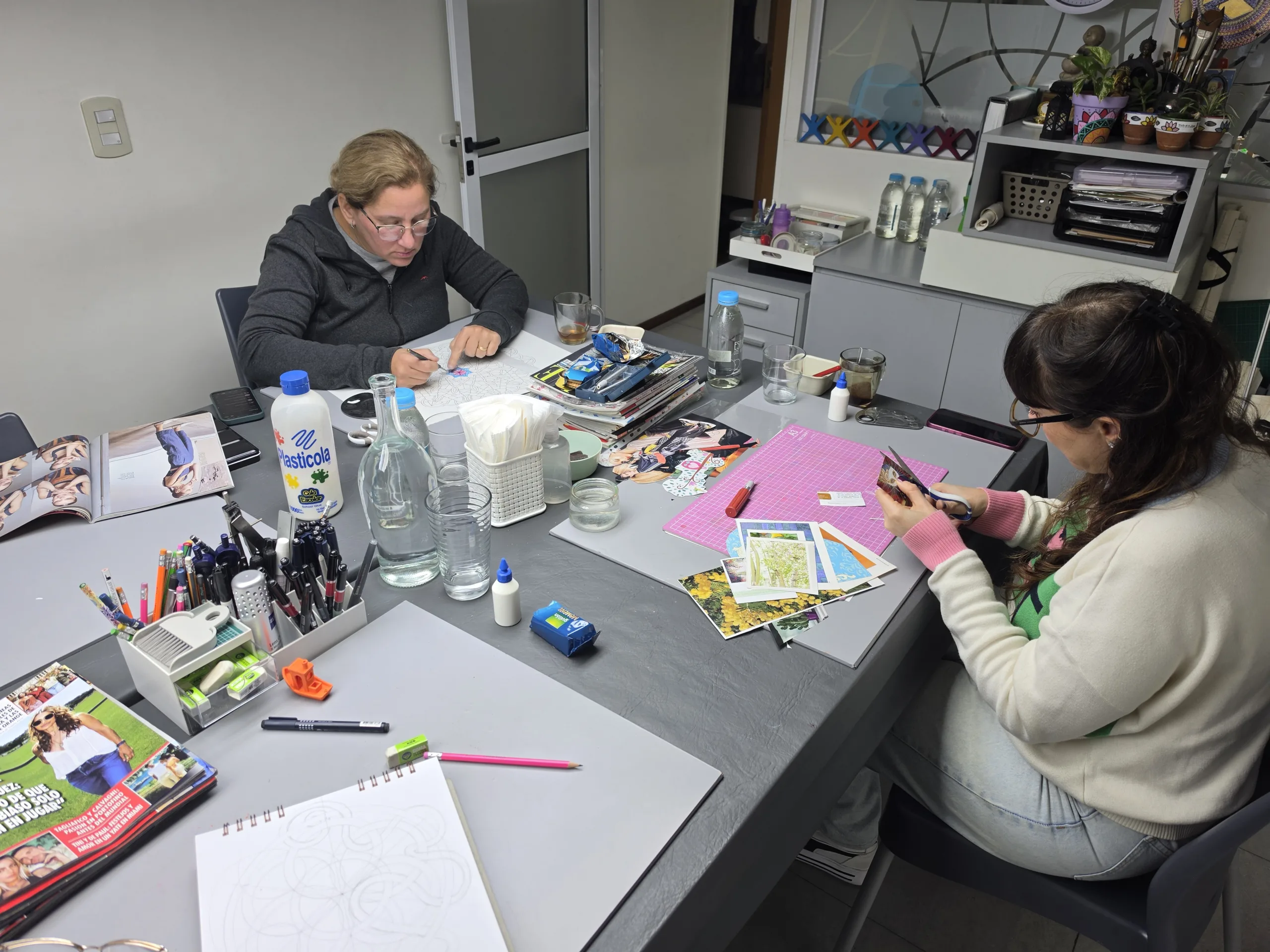 Mujeres pintando en un taller de arte curativo, un espacio para calmar la ansiedad